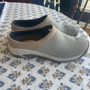 Women’s merrell aetrex Slip-On Mesh Clog in Light Gray and Taupe Womens 9